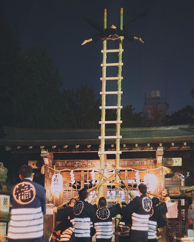 Hashigo Nobori, acrobaties réalisées sur une échelle en bambou par des pompiers. Nous sommes tombés sur un entraînement nocturne pour les célébrations du nouvel an, entourés d’un silence hypnotisant.