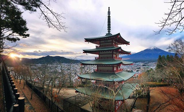 La célèbre vue du Mont Fuji sous un angle un peu différent au petit matin