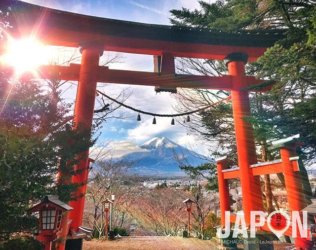 La porte vers le Fuji san ! 😱⛩🗻🙏🏻
.
.
.
.
#yamanakako #fuji #xt3  #japanlives #japanese #japan #trip #tourism #path #travel #tokyocameraclub #infojapan #visitjapan #japantrips #japon #photography #goaround #aroundtheworld #letsgo #placetogo #backpacker #japanphoto #travelgram #instagood #instalike #discoverjapan #traveljapan #mtfuji #fujisan #explorejapan