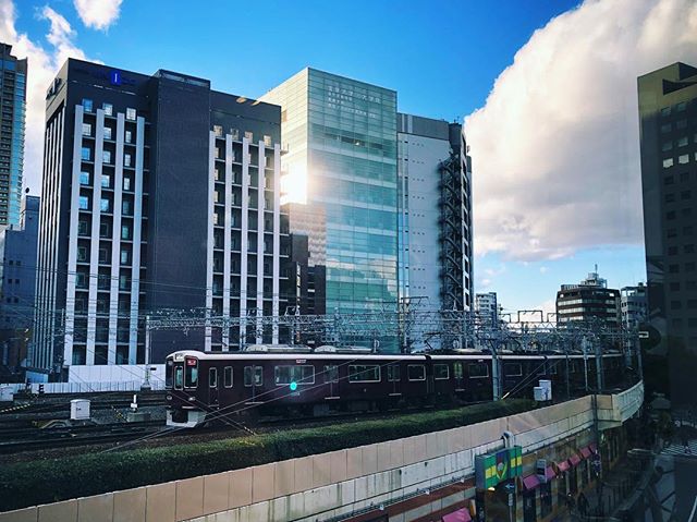 Les trains Hankyu qui cheminent vers Umeda