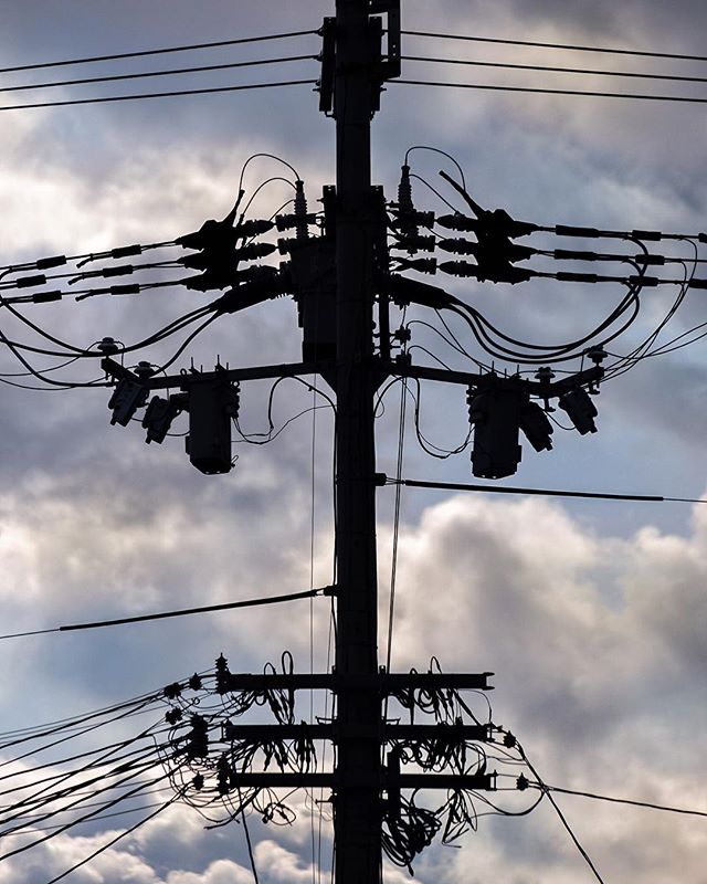 Une silhouette électrique dans le ciel couchant. Ces câbles sont devenus un classique au Japon. On s’y habitue parfois. Ils participent même au charme de certains endroits. 
Le pays les enterre petit à petit dans certains coins. S’il venaient à tous disparaître un jour vous seriez contents ? Tristes ? Peut-on s’attacher à la laideur ? 
#osakasafari #japonsafari #fujixt1 #explorejpn #osaka