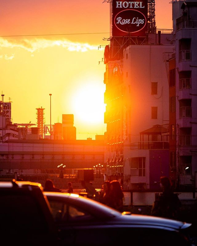 Le soleil s’en va vers l’ouest. Il quitte la scène, mais non sans tirer une belle révérence au public de Dotonbori :)
#japonsafari #japonsafari #dotonbori #osaka #discoverosaka