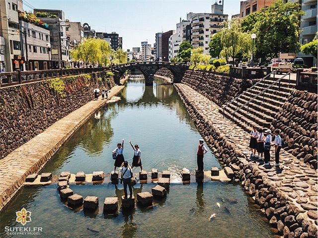 Passage obligé au Megane-Bashi pour ces collégiens en voyage scolaire. C’est le pont-lunettes, regardez bien et vous comprendrez pourquoi ce nom !
.
.
.
.
.
#japanfocus #japantravel #japan_vacations #visitnagasaki #ilovejapan #ilovenagasaki #art_of_japan_ #japanawaits #super_japan_channel #visitjapanjp #igersjp #igersjapan #Lovers_Nippon #explorejapan #explorejpn #bestjapanpics #discoverjapan #discovernagasaki #olympuscamera #olympusphotography #getolympus #olympusinspired #長崎 #長崎旅行 #長崎観光 #日本を休もう #そうだ長崎行こう #日本旅行