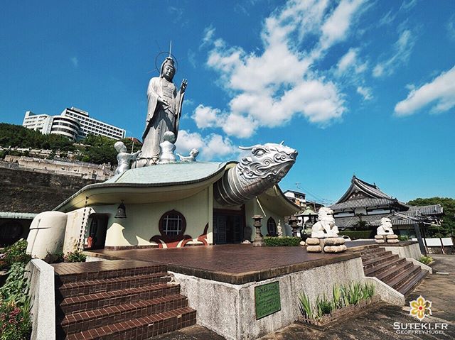 Une très grande statue de Kannon, debout sur une énorme tortue… Il n’en fallait pas plus pour que je fasse le déplacement à Nagasaki !

J’ai visité plusieurs centaines de temples au Japon, évidemment principalement à Kyoto, mais quand il y en a un qui sort à ce point du lot, il attire forcément mon attention !

J’adore l’originalité et celui ci est clairement l’un des plus originaux du pays !

Vous voudriez visiter ce genre de temple malgré la distance et sa relative jeunesse ?
.
.
.
.
.
#japanfocus #japantravel #japan_vacations #visitnagasaki #ilovejapan #ilovenagasaki #art_of_japan_ #japanawaits #super_japan_channel #visitjapanjp #igersjp #igersjapan #Lovers_Nippon #explorejapan #explorejpn #bestjapanpics #discoverjapan #discovernagasaki #olympuscamera #olympusphotography #getolympus #olympusinspired #japanesetemple #長崎 #長崎旅行 #長崎観光 #日本を休もう #そうだ長崎行こう #日本旅行