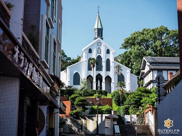 Nagasaki c’est aussi une ville intimement liée au christianisme au Japon, et l’on y trouve logiquement beaucoup d’églises dont celle d’Oura, aussi appelée la Basilique des Vingt-Six Saints Martyrs du Japon.

Fondée il y a un siècle et demi par deux français en l’honneur de 26 chrétiens (européens et japonais) crucifiés par Hideyoshi Toyotomi 250 ans plus tôt.

Elle serait la plus ancienne église du Japon et a longtemps été le seul bâtiment de type occidental enregistré comme trésor national !

Avez-vous déjà visités des églises au Japon ? Cela vous intéresse ? D’un point de vue historique ? Architectural ?
.
.
.
.
.
#japanfocus #japantravel #japan_vacations #visitnagasaki #ilovejapan #ilovenagasaki #art_of_japan_ #japanawaits #super_japan_channel #visitjapanjp #igersjp #igersjapan #Lovers_Nippon #explorejapan #explorejpn #bestjapanpics #discoverjapan #discovernagasaki #olympuscamera #olympusphotography #getolympus #olympusinspired #長崎 #長崎旅行 #長崎観光 #日本を休もう #そうだ長崎行こう #日本旅行