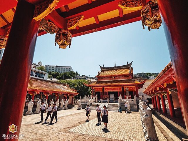 Un temple de Confucius, doublé d’un musée de l’histoire de Chine en pleine ville japonaise, ça surprend mais c’est visiblement également un point de passage pour les écoliers de la région !

De mon côté ce n’est pas pour me déplaire, même si en regardant bien c’est un peu du toc, l’architecture très différente des temples japonais était une raison suffisante de venir. Ça me change !

Vous trouvez ça comment par rapport aux temples japonais ?
.
.
.
.
.
#japanfocus #japantravel #japan_vacations #visitnagasaki #ilovejapan #ilovenagasaki #art_of_japan_ #japanawaits #super_japan_channel #visitjapanjp #igersjp #igersjapan #Lovers_Nippon #explorejapan #explorejpn #bestjapanpics #discoverjapan #discovernagasaki #olympuscamera #olympusphotography #getolympus #olympusinspired #japanesetemple #長崎 #長崎旅行 #長崎観光 #日本を休もう #そうだ長崎行こう #日本旅行