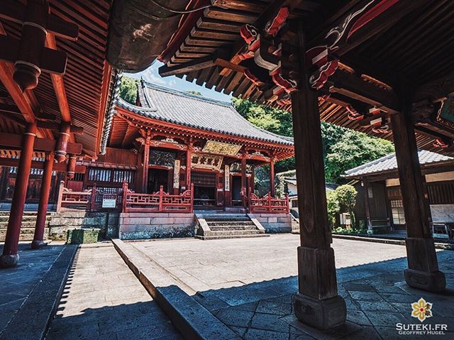 L’extérieur de ce temple est tout aussi sympa avec la même dominante de rouge que dans le hall (cf photo précédente) !

Et dire que j’étais totalement seul ! En plus d’avoir de jolis coins, Nagasaki c’est encore assez tranquille globalement !

Au moins j’en ai pas été trop gêné pour les photos ! Je suis assez content de celle-là, j’aime cette composition sous les toits !

Dites moi ce que vous en pensez !
.
.
.
.
.
#japanfocus #japantravel #japan_vacations #visitnagasaki #ilovejapan #ilovenagasaki #art_of_japan_ #japanawaits #super_japan_channel #visitjapanjp #igersjp #igersjapan #Lovers_Nippon #explorejapan #explorejpn #bestjapanpics #discoverjapan #discovernagasaki #olympuscamera #olympusphotography #getolympus #olympusinspired #japanesetemple #長崎 #長崎旅行 #長崎観光 #日本を休もう #そうだ長崎行こう #日本旅行
