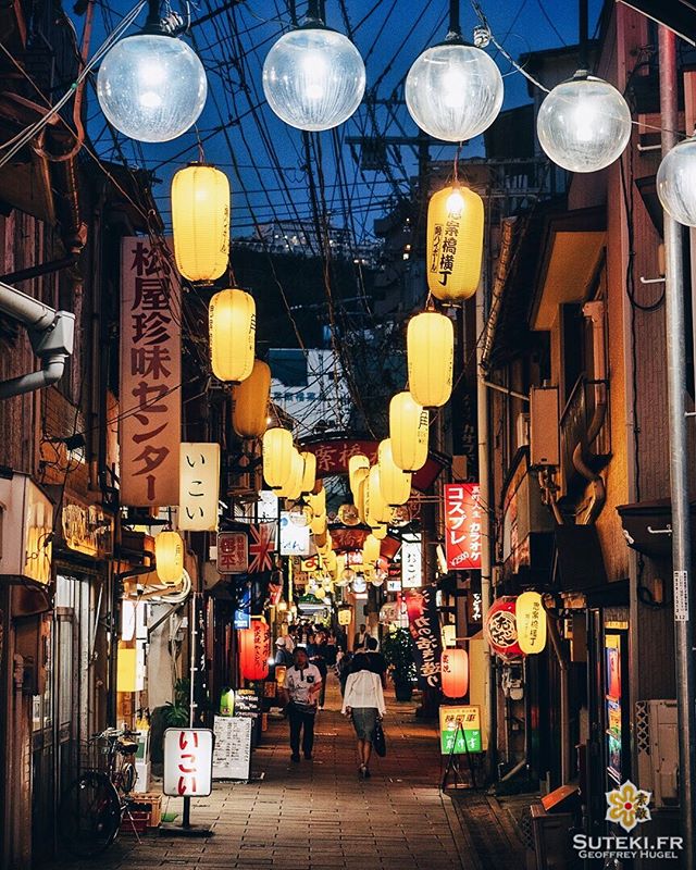 Ce n’est pas le célèbre festival des lanternes mais la décoration habituelle de ce petit yokocho synonyme de restaurants à la bonne franquette ! 
Bonne ambiance et bonne bouffe pour passer une bonne soirée ! (Oui j’ai écris 4 fois bonne, c’est que ça doit être bien !) Avez-vous déjà mangé dans ce genre de ruelles ?
.
.
.
.
.
#japanfocus #japantravel #japan_vacations #visitnagasaki #ilovejapan #ilovenagasaki #art_of_japan_ #japanawaits #super_japan_channel #visitjapanjp #igersjp #igersjapan #Lovers_Nippon #explorejapan #explorejpn #bestjapanpics #discoverjapan #discovernagasaki #olympuscamera #olympusphotography #getolympus #olympusinspired #長崎 #長崎旅行 #長崎観光 #日本を休もう #そうだ長崎行こう #日本旅行