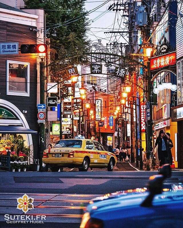 La nuit tombe à Nagasaki et il sera bientôt temps de vous montrer quelques photos nocturnes :) Mais avant cela une dernière rue bien chargées en enseignes, câbles et lampadaires ! Comme on les aime !! Et avec un taxi. Parce que c’est toujours mieux avec un taxi. Non ? .
.
.
.
.
#japanfocus #japantravel #japan_vacations #visitnagasaki #ilovejapan #ilovenagasaki #art_of_japan_ #japanawaits #super_japan_channel #visitjapanjp #igersjp #igersjapan #Lovers_Nippon #explorejapan #explorejpn #bestjapanpics #discoverjapan #discovernagasaki #olympuscamera #olympusphotography #getolympus #olympusinspired #長崎 #長崎旅行 #長崎観光 #日本を休もう #そうだ長崎行こう #日本旅行