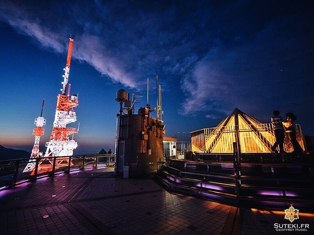 Sur les hauteurs du Mont Inasa, on trouve assez logiquement un observatoire, ainsi que les antennes locales de la NHK.

Les deux vont plutôt bien ensemble, et au coucher du soleil ça donne de jolies couleurs !!
.
.
.
.
.
#japanfocus #japantravel #japan_vacations #visitnagasaki #ilovejapan #ilovenagasaki #art_of_japan_ #japanawaits #super_japan_channel #visitjapanjp #igersjp #igersjapan #Lovers_Nippon #explorejapan #explorejpn #bestjapanpics #discoverjapan #discovernagasaki #olympuscamera #olympusphotography #getolympus #olympusinspired #長崎 #長崎旅行 #長崎観光 #日本を休もう #そうだ長崎行こう #日本旅行
