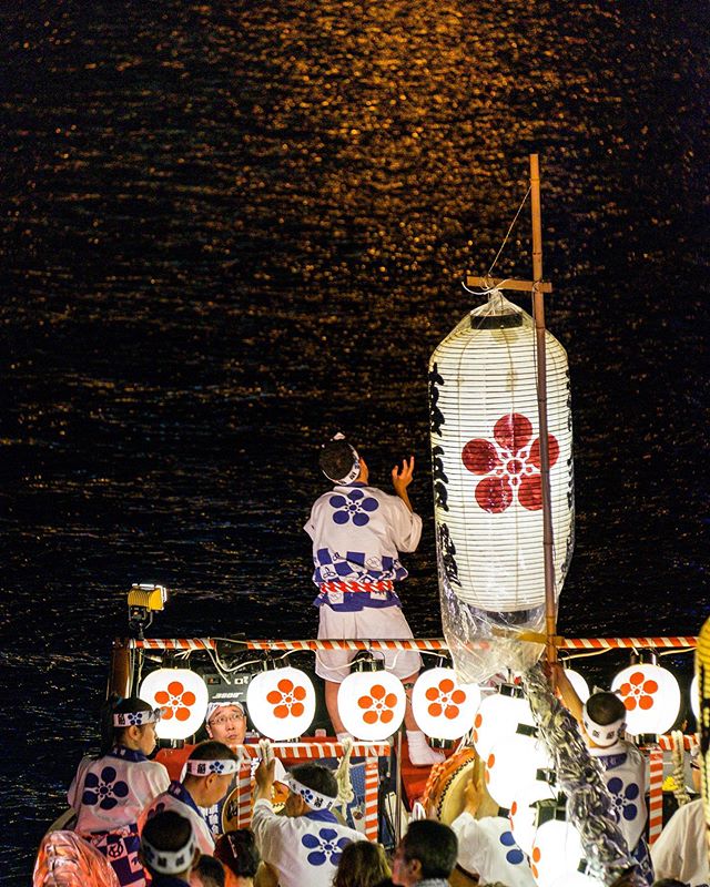 Un des aspects les plus intéressants de ce festival c’est sont déroulement entre terre et eau. – Tenjin Matsuri 2019 –
#discoverosaka #japonsafari #osakasafari #tenjinmatsuri