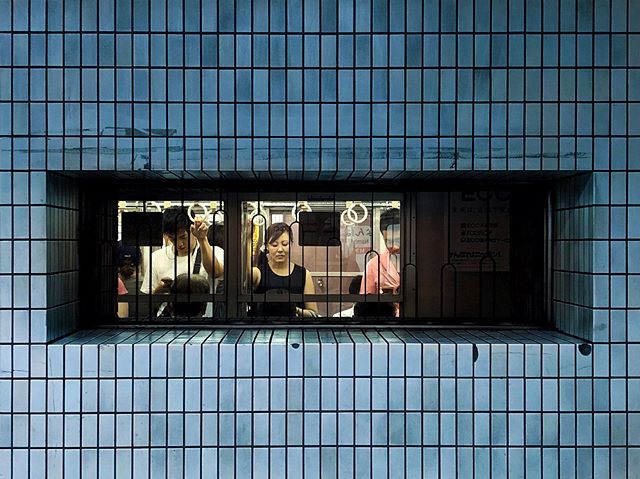 Le mur comme un écran sur le métro 
#osakasafari #japonsafari #discoverosaka