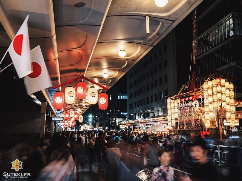 Avant le grand défilé de chars du Gion Matsuri, il y a les veillées ! La foule envahit les rues du centre-ville pour prendre le pouls du festival !

Des yukata en veux-tu en voilà, des yatai à tous les coins de rues, et bien sûr les chars illuminés de milles feux, c’est une atmosphère vraiment unique ! C’est ça l’été japonais ! C’est ça l’été à Kyoto !! Qui a dit qu’il fallait éviter l’été au Japon ?! Sûrement pas moi :)
.
.
.
.
.
#kyotojapan #kyotogram #kyotolove #japanfocus #japantravel #gionmatsuri #japan_vacations #explorejapan #explorejpn #beautifulkyoto #ilovekyoto #ilovejapan  #art_of_japan_ #japanawaits #bestjapanpics #super_japan_channel #photo_jpn #visitjapanjp #wu_japan #igersjp  #discoverjapan #discoverkyoto #そうだ京都行こう #京都 #京都旅 #京都好き #日本を休もう #京都カメラ部