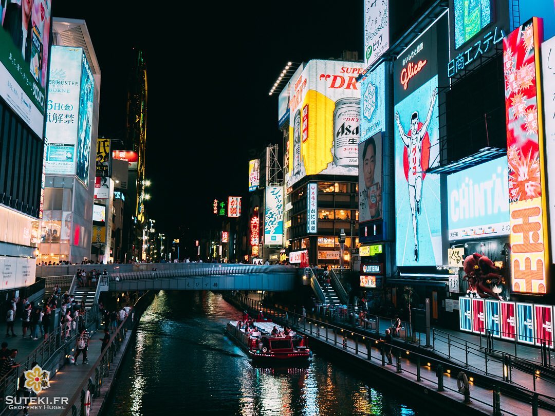 Incontournable à Osaka, Dotonbori est l’un des lieux les plus animés du Japon. Il y a toujours foule, surtout pour prendre la pose du Glicoman, le symbole du quartier !

Avec ses immenses panneaux lumineux, il y fait presque jour la nuit. C’est un peu le Times Square japonais au final, c’est le point central de la ville, toujours en ébullition, où une grosse partie des gens se retrouvent en soirée.

Est-ce que ce vous aimez ce genre d’ambiance ?
.
.
.
.
.
#osaka #osakajapan #osakatravel #discoverjapan #explorejapan #everydayjapan #nightphoto #nightscape #worldplaces #大阪 #大阪旅行 #大阪観光 #道頓堀