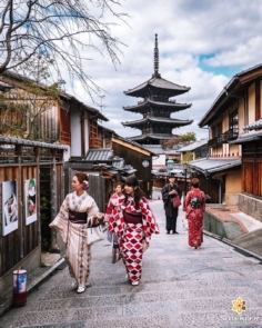 Yasaka Pagoda et ses femmes en kimono