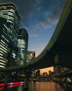 Entre le bleu et l’orange sur Nakanoshima 
#osakasafari #japonsafari #discoverosaka