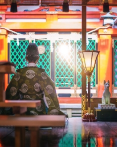 Le grand prêtre kannushi en pleine cérémonie aux côtés de Inari
#osakasafari #japonsafari