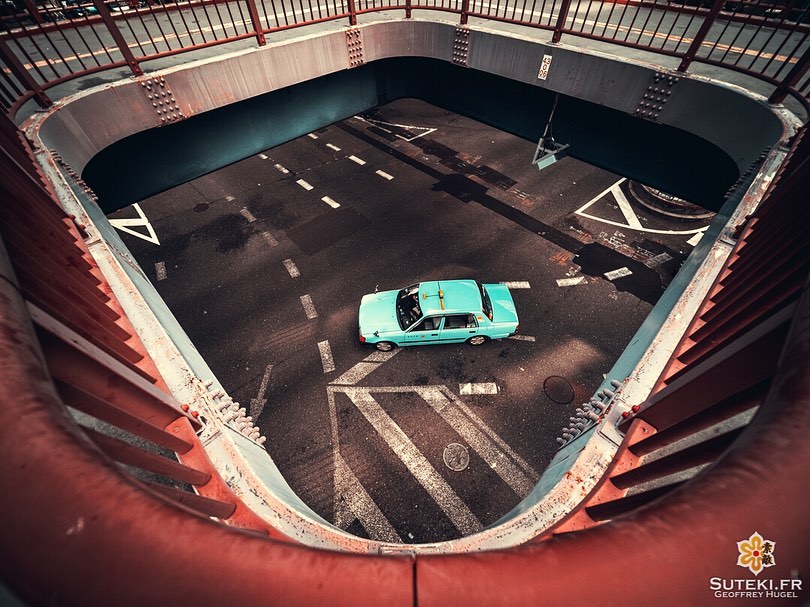 Taxi vibes 🚕 
A l’instar des taxis new-yorkais et des cab londoniens, les taxis japonais sont immédiatement reconnaissables et font toujours un excellent sujet photo ! 
Personnellement j’adore leur look un peu rétro et vous ?! Pour le premier cliché, j’ai utilisé un ultra grand-angle pour obtenir cet effet très laaaaarge !
.
Follow for more => @sutekifr
.
#hellofrom Osaka 大阪 🇯🇵
#amazingosaka #taxipictures #osakatravel #gowide #ultrawide #japanvibes #lr_moments #discoverjapan #everydayjapan #loveosaka #fujifilm_xseries #kansai #visitjapan #theglobewonderer #lr_vista #TheWeekOnInstagram #CreateExplore #大阪 #タクシー