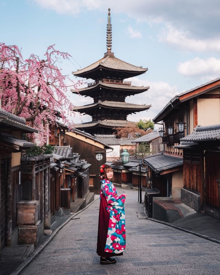 Le meilleur de Kyoto ! Pagode, cerisier et kimono ! 🌸
Joli combo n’est-ce pas ? 😁

Quelle photo préférez-vous ? 🤔

Partagez cette publication dans vos stories et abonnez-vous !

#hellofrom Kyoto 京都 🇯🇵
#sakuraseason #amazingkyoto #traditionaljapan #fujifilmphotography #springvibes #lightroomedits #visitjapanjp #discovertheworld #kimonostyle